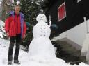 Pascal muß auch ein Foto knipsen - Schneemann + Papa