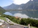 Die Berge spiegeln sich im Idrosee