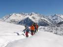 Im Hintergrund Sonnenkopf-Bergstation, darüber der Arlberg mit der Flexenstraße